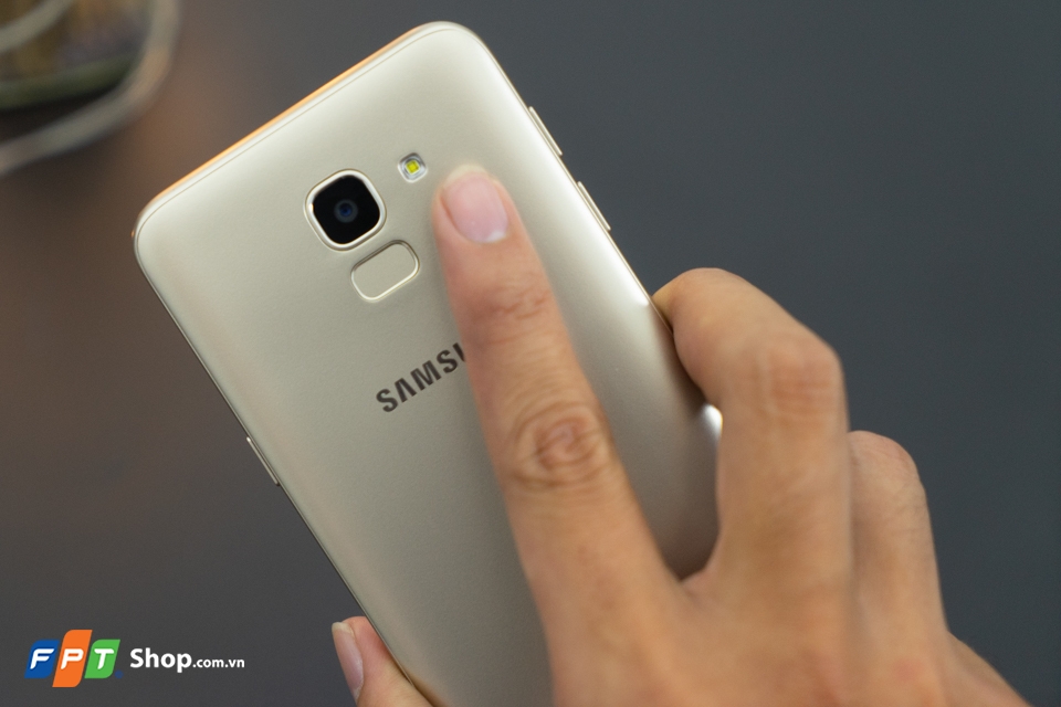 Đánh giá Galaxy J6 2018 (ảnh 5) Đánh giá Galaxy J6 2018 (ảnh 5)