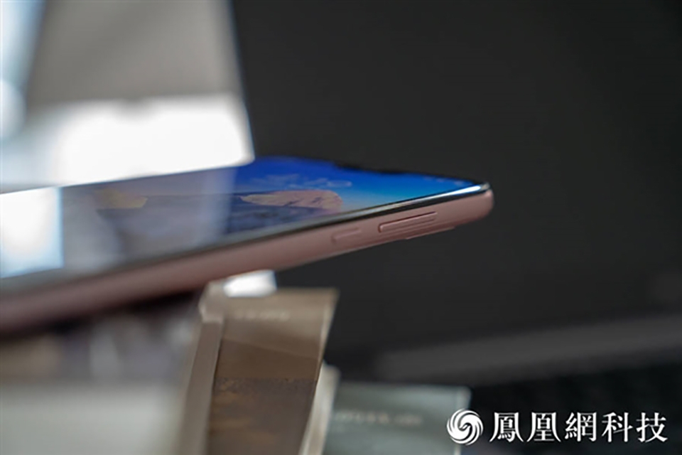 Xiaomi Redmi 6 Pro lộ ảnh thực tế (ảnh 10) Xiaomi Redmi 6 Pro lộ ảnh thực tế (ảnh 10)