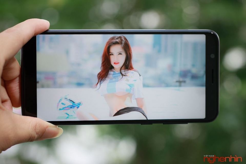 Màn hình kích thước 5.99 inch, đạt độ phân giải FullHD+.