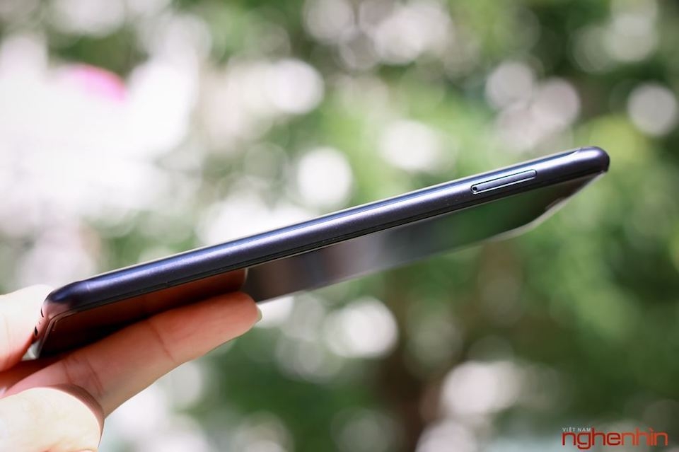 Máy được trang bị 2 SIM, hỗ trợ mạng 4G tốc độ cao và khe thẻ nhớ mở rộng đến 2TB.
