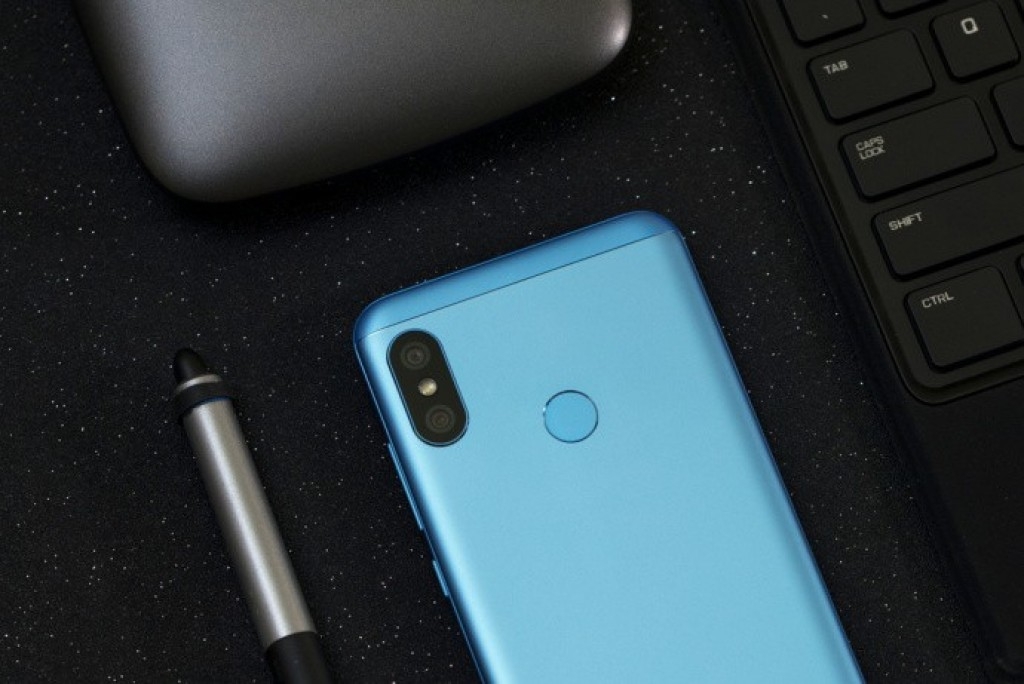 Redmi 6 Pro màu xanh lộ ảnh báo chí sắc nét, ấn tượng