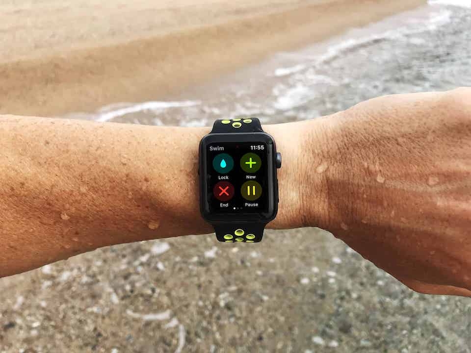 Cách loại bỏ nước khỏi loa trên đồng hồ thông minh Apple Watch Thế hệ Apple Watch 2 và 3 có khả năng chống nước.