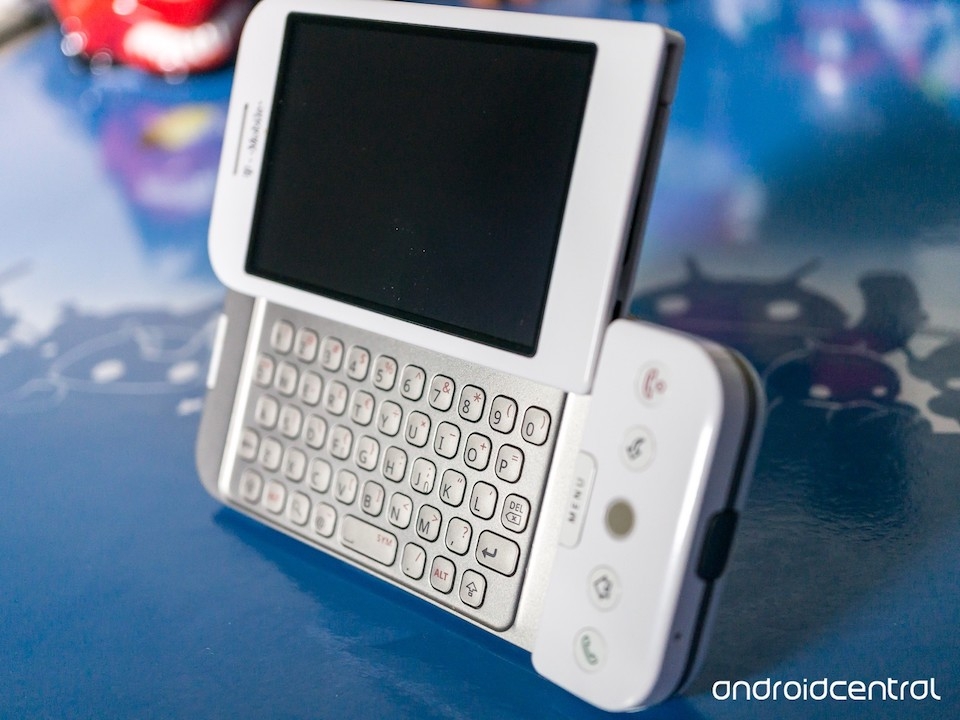 Thiết kế camera trượt là tương lai của smartphone HTC G1 với kiểu thiết kế bàn phím vật lý truyền thống nằm đặt dưới màn hình.