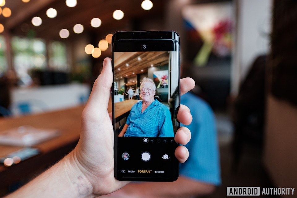 Thiết kế camera trượt là tương lai của smartphone Camera của Oppo Find X sẽ tự động trượt lên khi vào phần chụp ảnh.