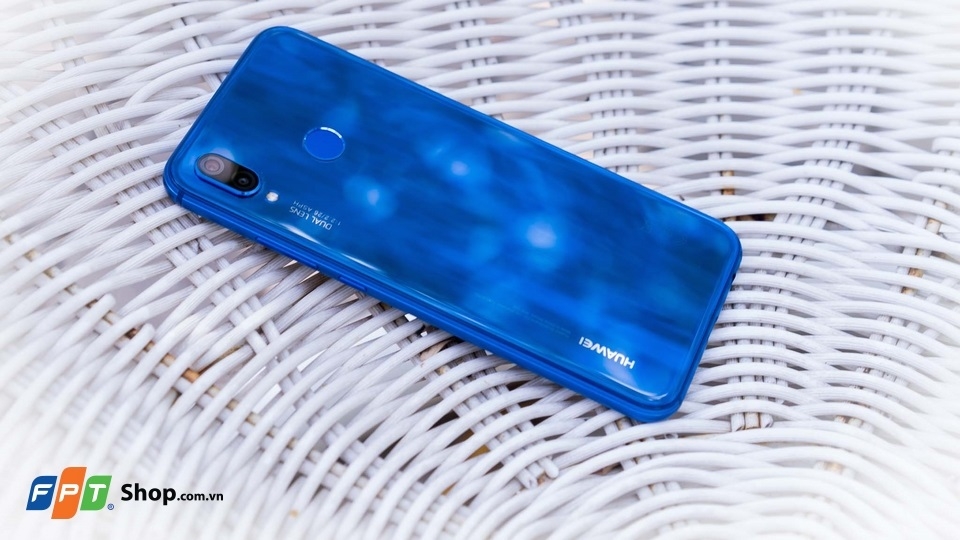 Huawei Nova 3e với camera kép, thiết kế màn hình tai thỏ giảm giá sốc