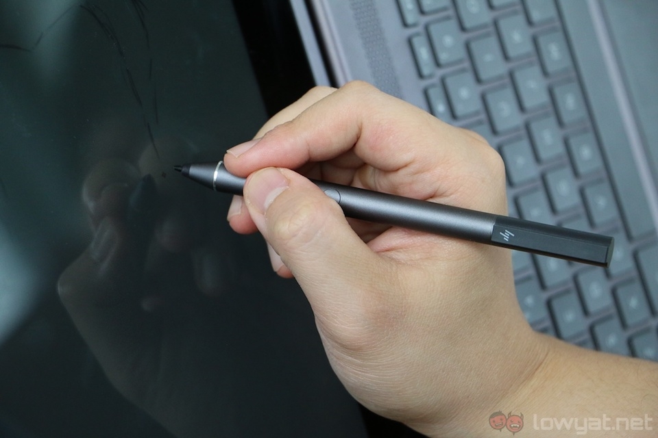 Bút cảm ứng Active Stylus giúp thao tác với màn hình chính xác hơn.