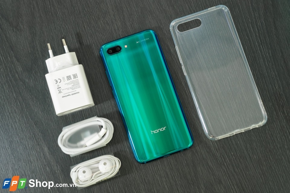 FPT Shop tặng sạc dự phòng Yoobao cho khách mua Honor 10