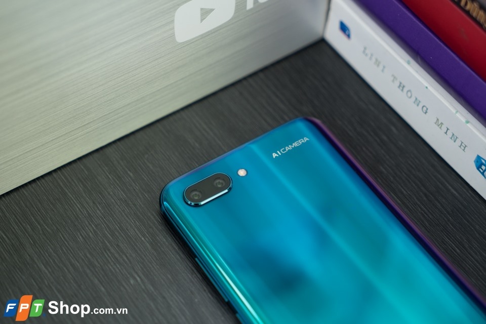 FPT Shop tặng sạc dự phòng Yoobao cho khách mua Honor 10