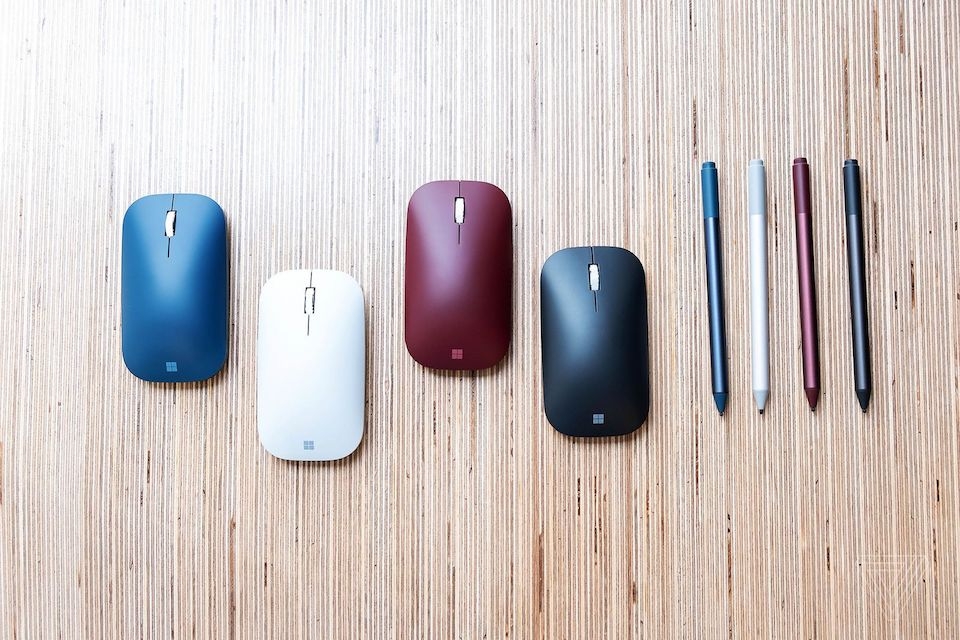Chuột không dây Surface Mobile Mouse có thiết kế đối xứng và nhỏ gọn.