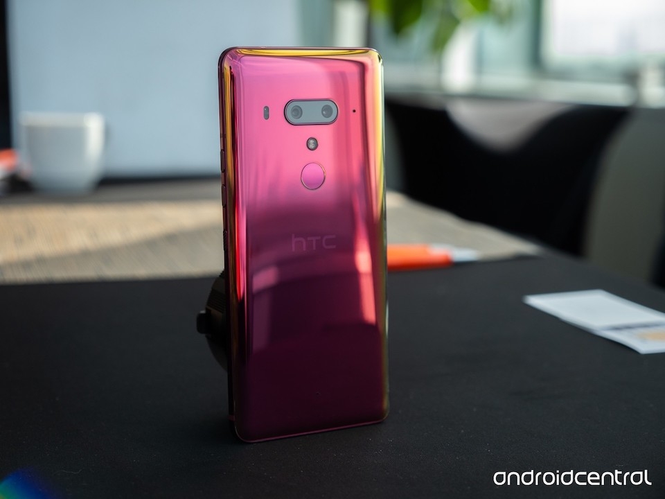 HTC U12+ là chiếc đầu tiên được tích hợp sẵn trò chơi "nuôi mèo" CryptoKitties.