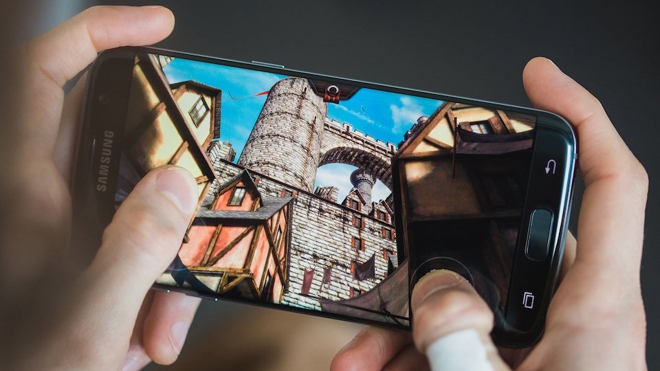 Không nên chơi game khi đang sạc pin.