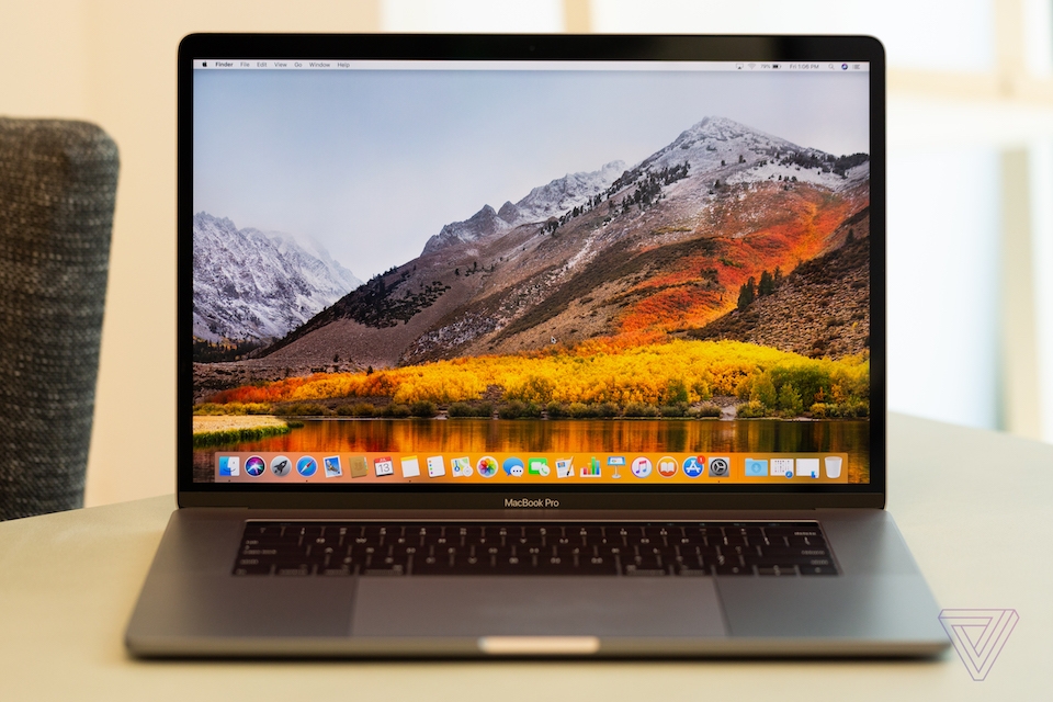 So sánh màu sắc màn hình khi không có True Tone và có True Tone (phải).