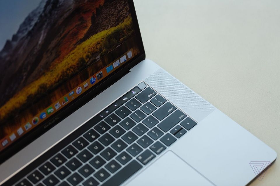 Bàn phím Macbook Pro 2018 chưa được khắc phục lỗi dính phím Macbook Pro 2018 vẫn chưa khắc phục hoàn toàn lỗi dính phím.