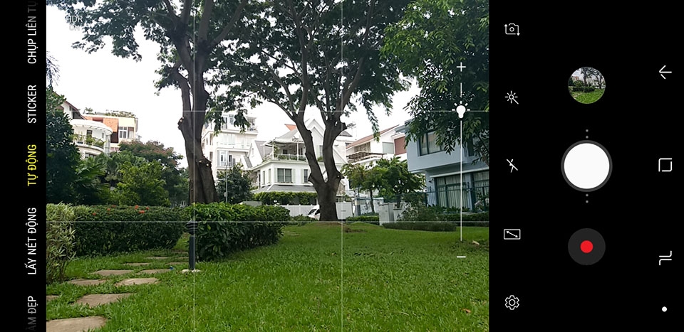 Trải nghiệm nhanh camera Galaxy J8: Bắt nét nhanh, chi tiết tốt, xóa phông ổn với Live Focus