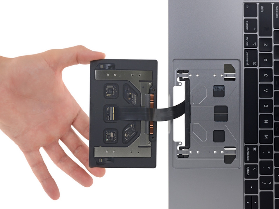Trackpad dễ dàng sửa chữa khi sử dụng ốc để cố định thay cho keo dán.