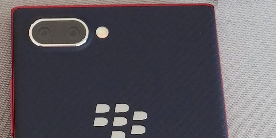 BlackBerry KEY2 Lite với màu đỏ bao xung quanh cạnh bên của máy.