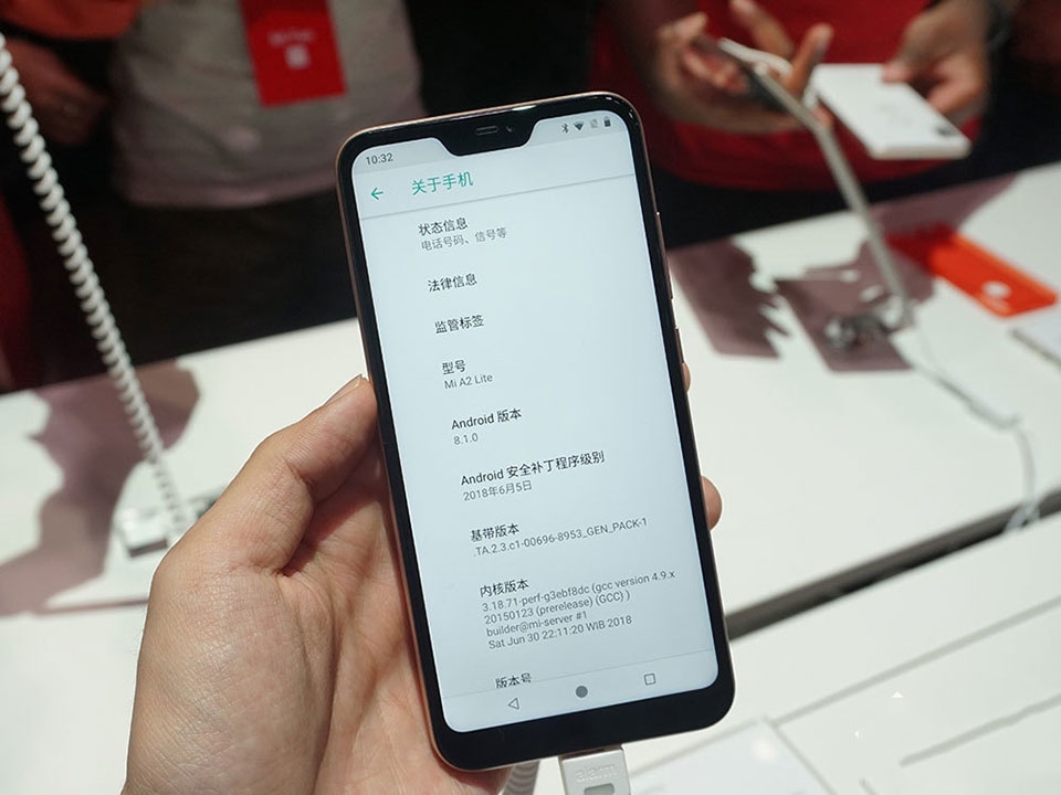 Trên tay nhanh Xiaomi Mi A2 Lite Trên tay nhanh Xiaomi Mi A2 Lite