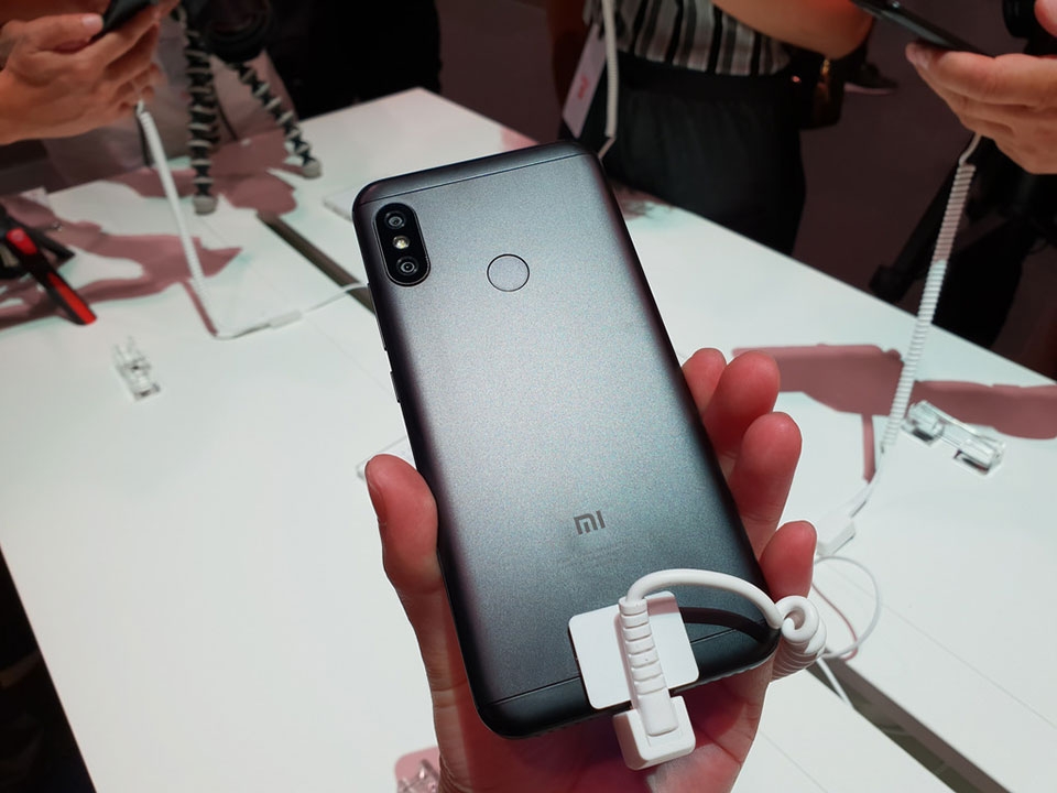 Trên tay nhanh Xiaomi Mi A2 Lite Trên tay nhanh Xiaomi Mi A2 Lite