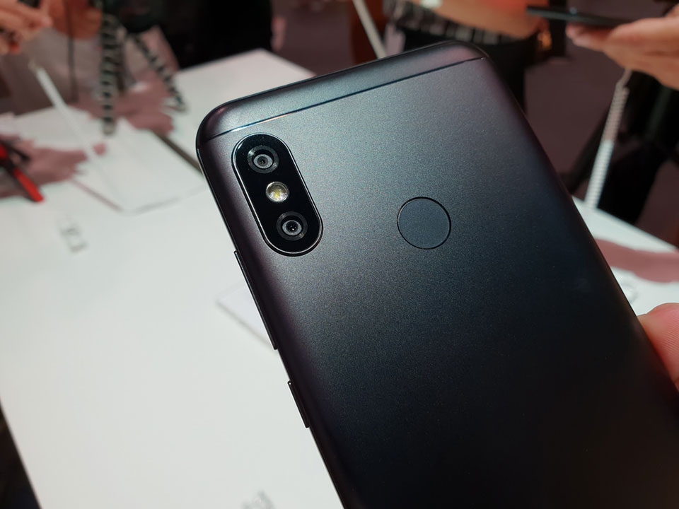 Trên tay nhanh Xiaomi Mi A2 Lite Trên tay nhanh Xiaomi Mi A2 Lite