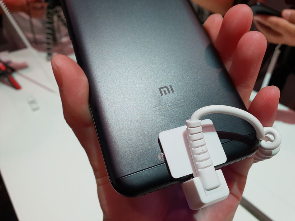 Trên tay nhanh Xiaomi Mi A2 Lite Trên tay nhanh Xiaomi Mi A2 Lite