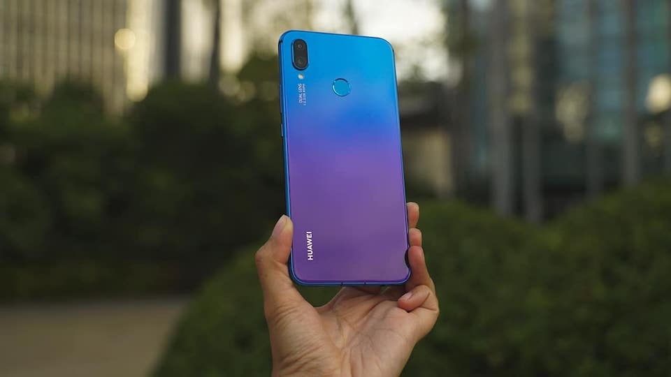 Huawei Nova 3i chính thức ra mắt tại thị trường Việt Nam Mặt lưng của máy là vị trí đặt cảm biến vân tay.