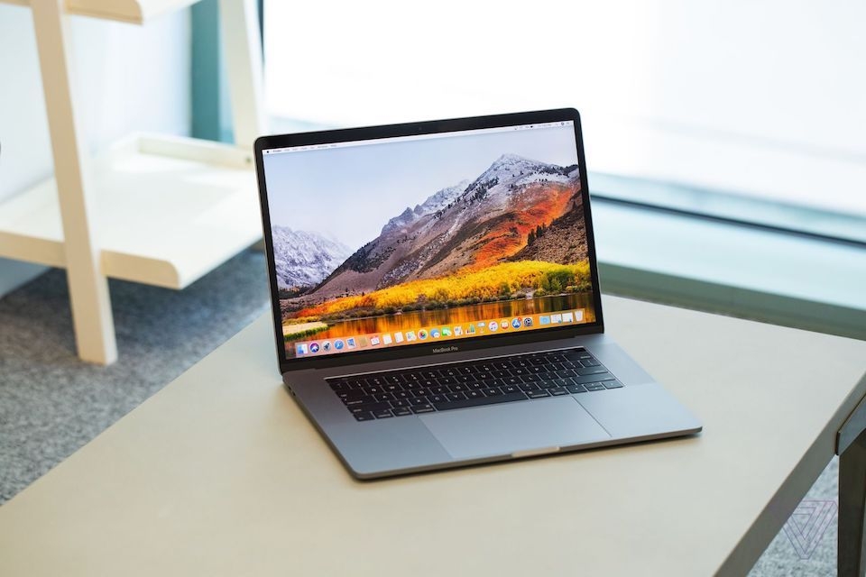 So sánh Macbook Pro 2018 và Macbook Pro 2017 Macbook Pro 2018 thật sự phù hợp cho đối tượng người dùng cần hiệu năng mạnh mẽ.