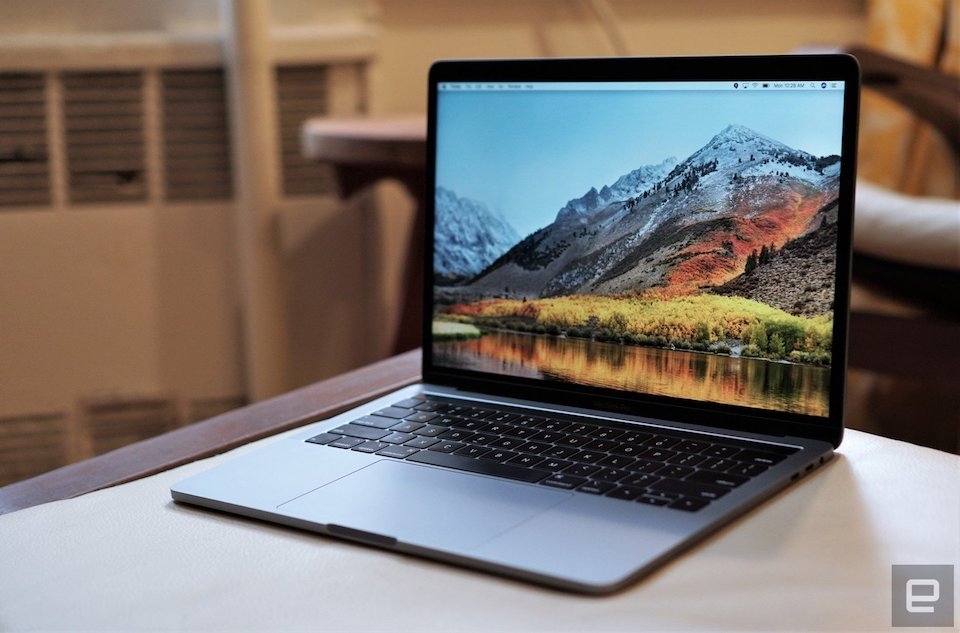 So sánh Macbook Pro 2018 và Macbook Pro 2017 Macbook Pro 2018 được trang bị GPU Iris Plus 665 và Radeon Pro cho hiệu năng xử lý đồ họa mạnh mẽ hơn.