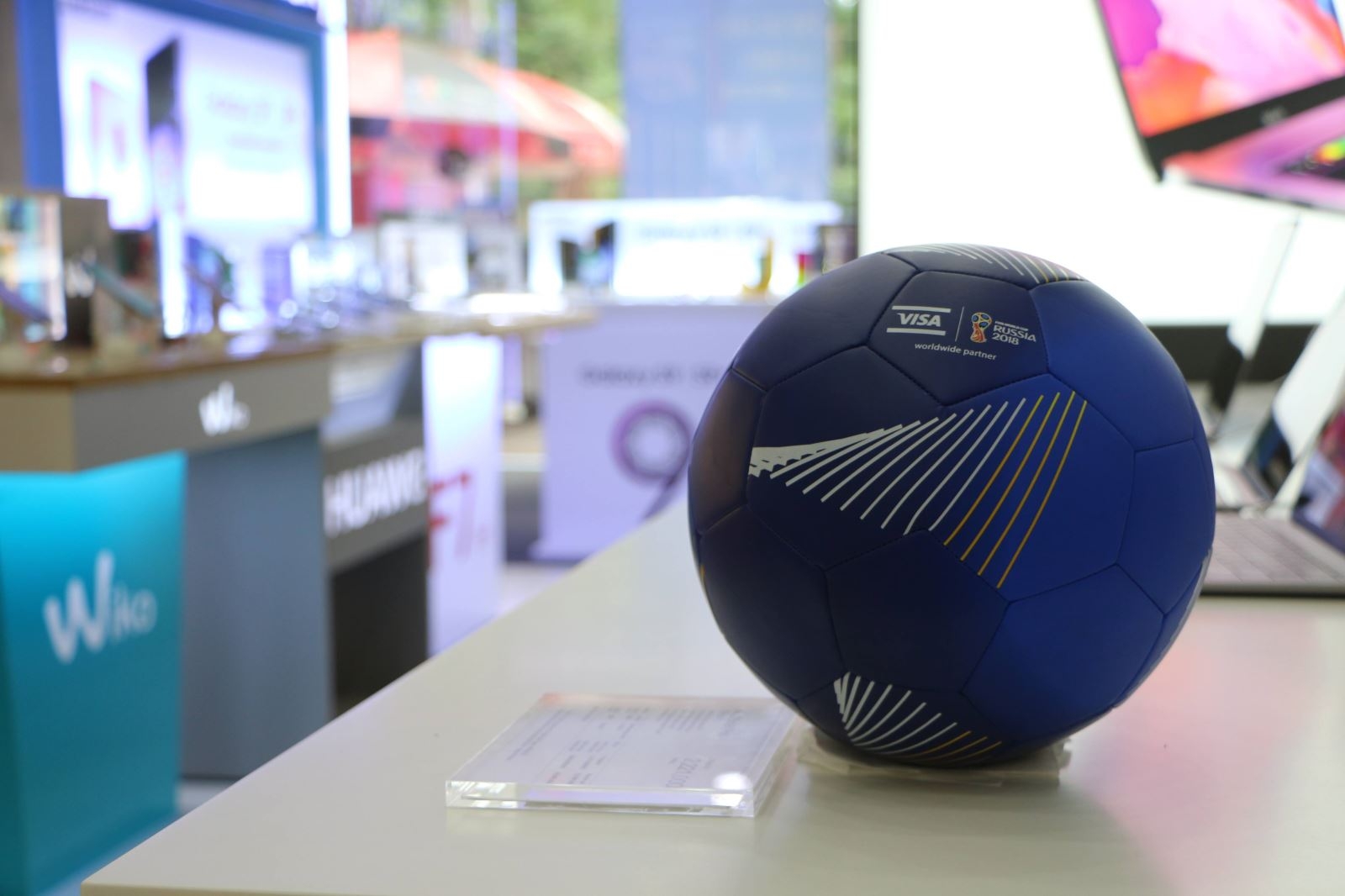 FPT Shop tặng thêm bóng World Cup chính hãng cho khách mua Wiko View Max
