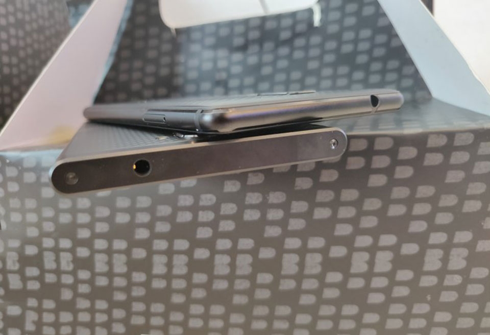 Trên tay BlackBerry Evolve và Evolve X