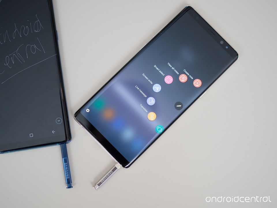Cây bút S-Pen trên Samsung Galaxy Note 9 sẽ lợi hại như thế nào? Bút cũng được tích hợp công nghệ sạc nhanh cho phép sạc đầy pin chỉ trong 40 giây.