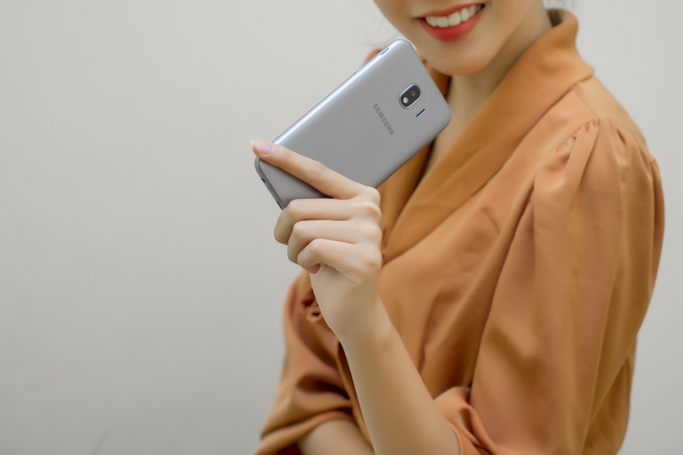 Chiêm ngưỡng sắc đẹp của Galaxy J4 Lavender qua bộ ảnh của FPT Shop