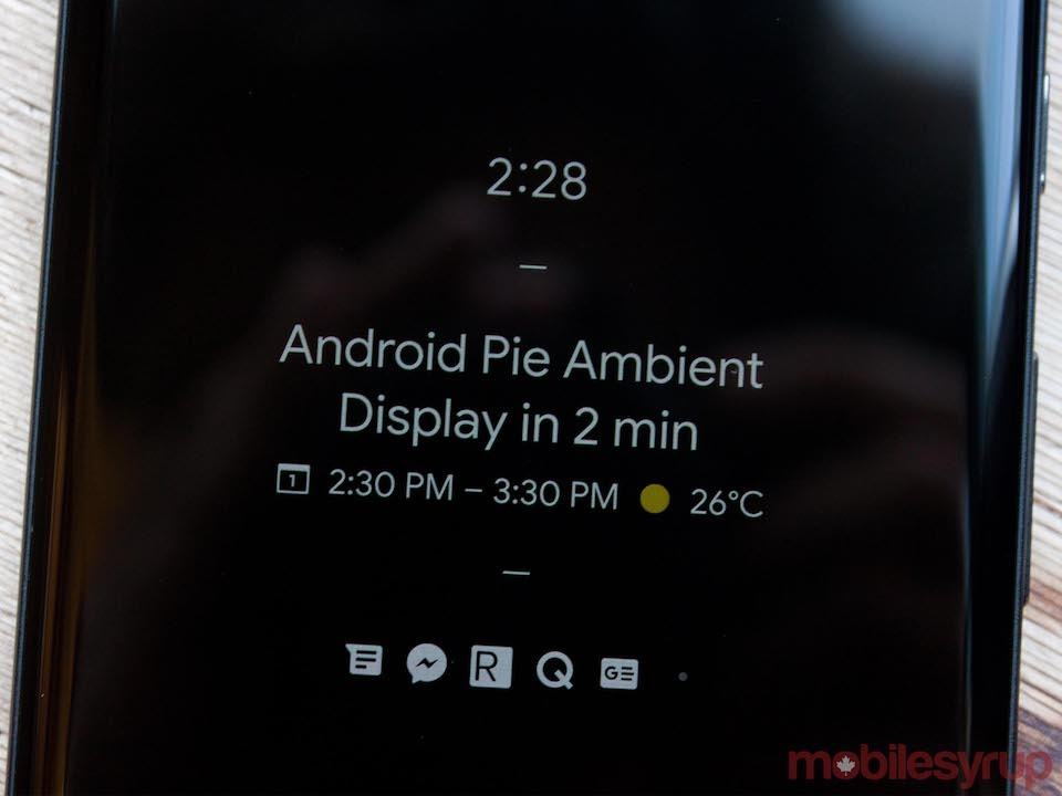 Đây là 11 tính năng hữu ích trên hệ điều hành Android 9.0 Pie Màn hình Ambient Display hiển thị tình trạng pin và thời tiết.