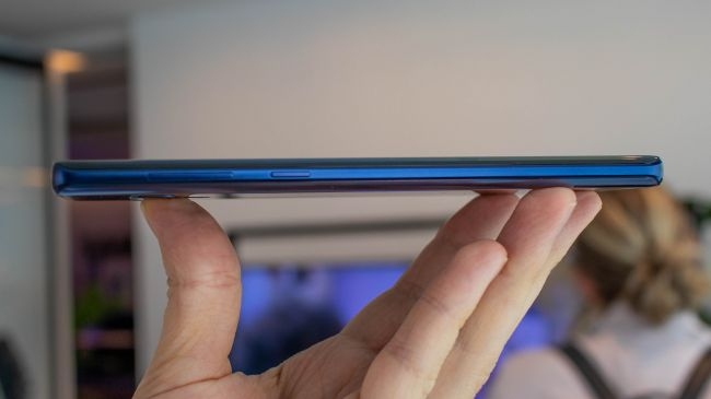 Trên tay Galaxy Note 9: Bút S-Pen kết nối bluetooth, camera khẩu độ kép, pin 4000mAh,..
