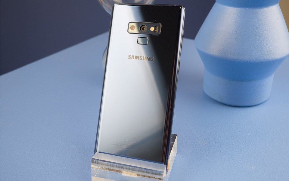 Tính năng ẩn trên Galaxy Note 9 mà smartphone khác nên có Galaxy Note 9 được bổ sung tính năng phát hiện vết bẩn trên camera.