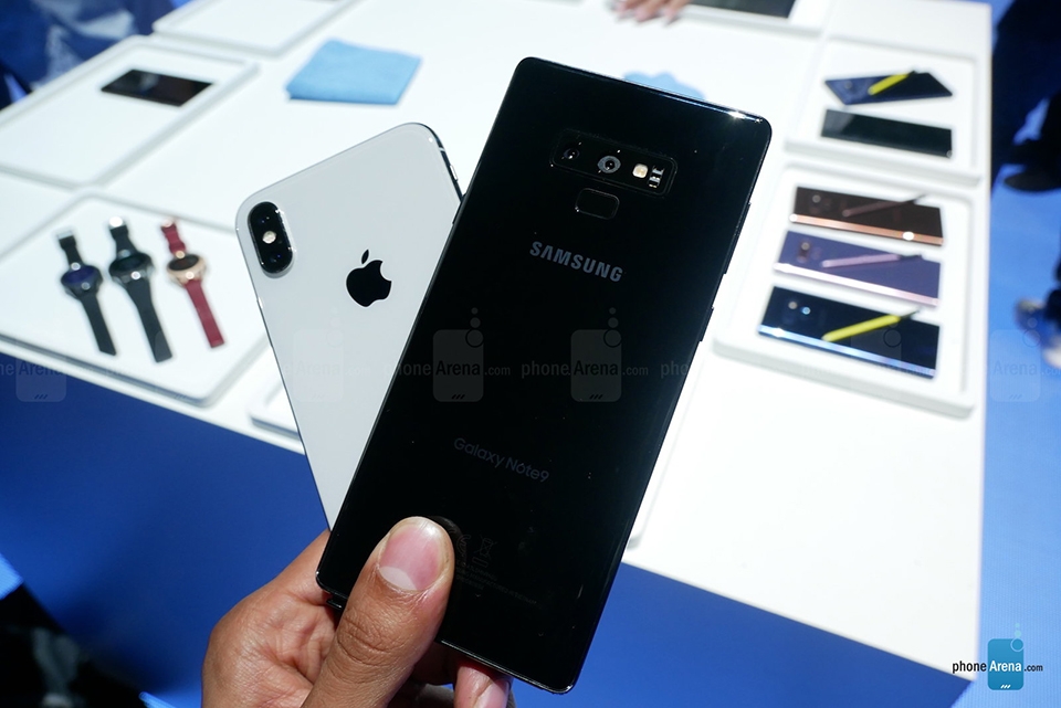 So sánh Galaxy Note 9 và iPhone X (ảnh 2) So sánh Galaxy Note 9 và iPhone X (ảnh 2)