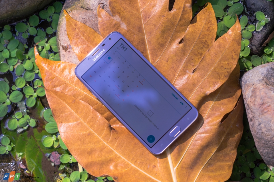 Màu hoa Lavender trên Galaxy J4 chính là biểu trưng cho sự chung thủy, sắc son trong tình yêu.