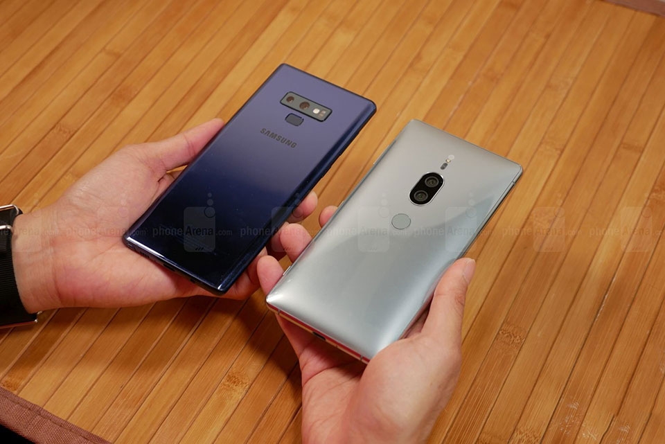 Samsung Galaxy Note 9 và Sony Xperia XZ2 Premium Samsung Galaxy Note 9 và Sony Xperia XZ2 Premium