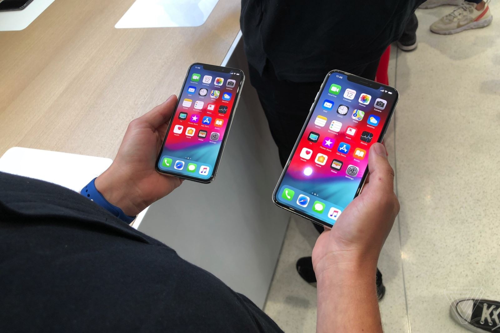 Trên tay iPhone Xs và iPhone Xs Max: Thiết kế không đổi, nâng cấp nhiều tính năng quan trọng Trên tay iPhone Xs và iPhone Xs Max: Thiết kế không đổi, nâng cấp nhiều tính năng quan trọng