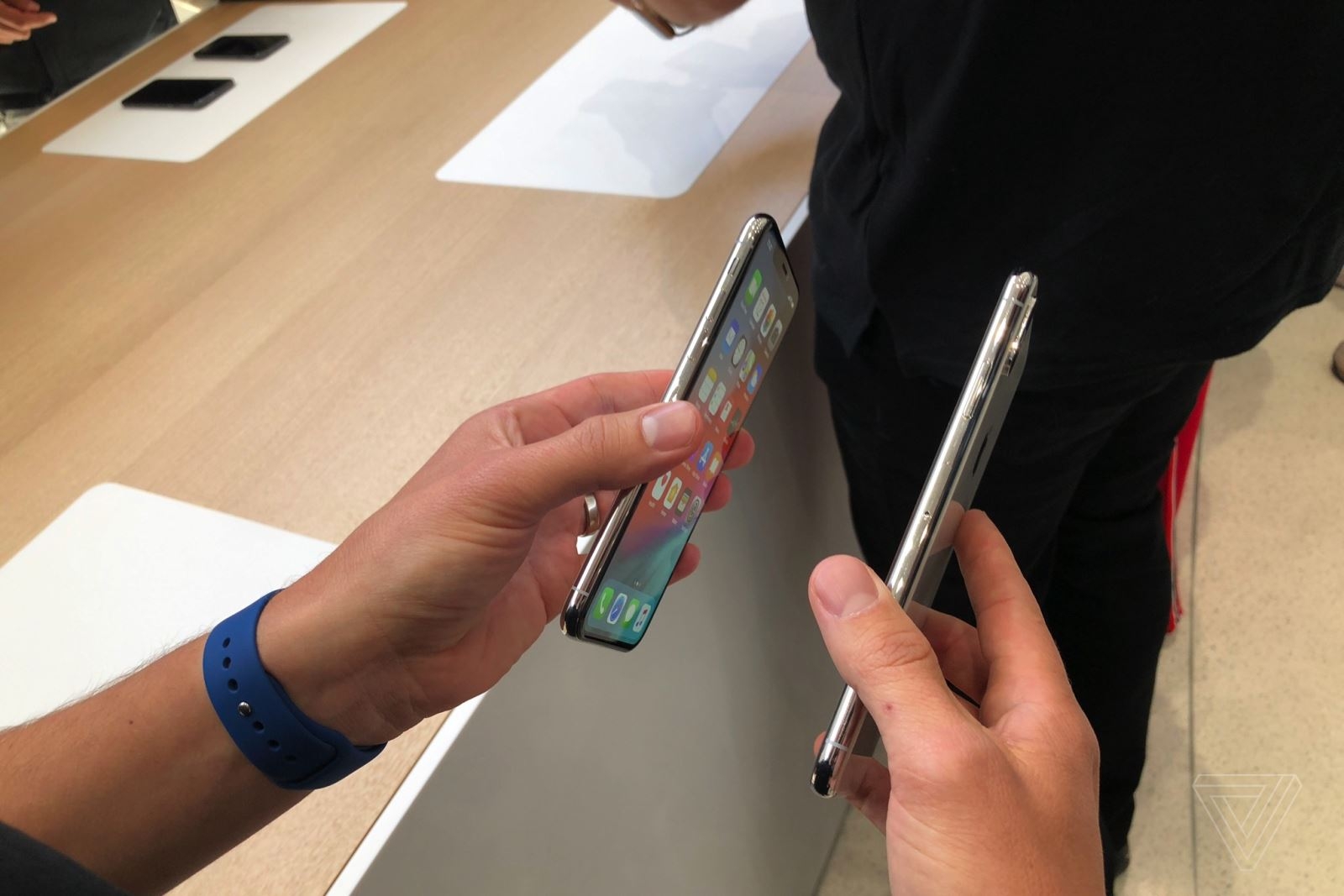 Trên tay iPhone Xs và iPhone Xs Max: Thiết kế không đổi, nâng cấp nhiều tính năng quan trọng Trên tay iPhone Xs và iPhone Xs Max: Thiết kế không đổi, nâng cấp nhiều tính năng quan trọng