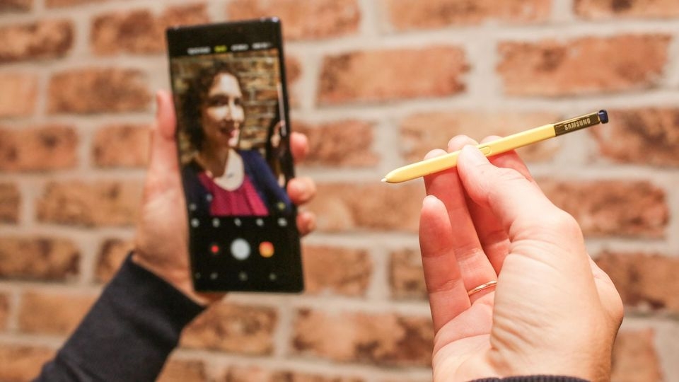 Bút S-Pen có thể tương tác với ứng dụng thông qua kết nối Bluetooth.