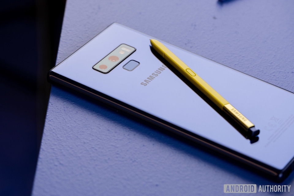 Những tính năng nổi bật trên Galaxy Note 9 bạn cần biết Vị trí đặt cảm biến vân tay ở mặt sau đã trở nên tinh tế hơn và dễ dàng thao tác.