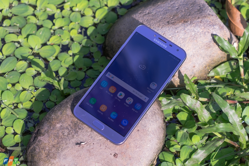 Galaxy J4 Lavender có thể mở video YouTube liên tục trong hơn 5 giờ mà chưa hết pin.