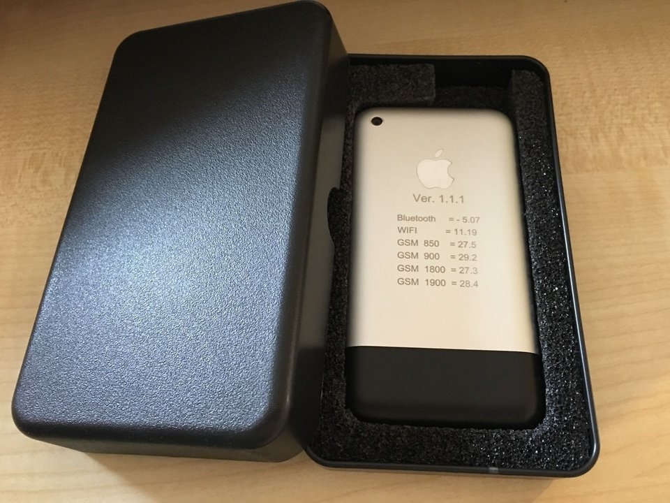 Sốc với mức giá hơn 300 triệu cho một chiếc iPhone từ năm 2006 1