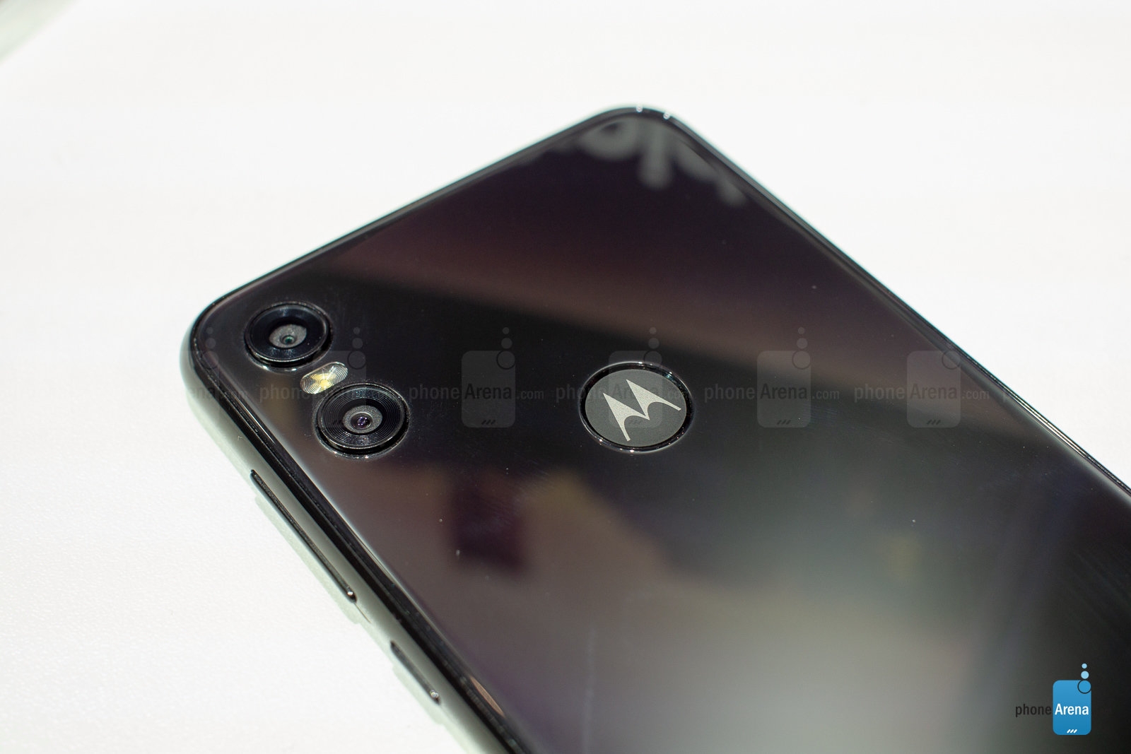 Trên tay Motorola One và Motorola One Power: Giống iPhone X, giá bằng 1/3