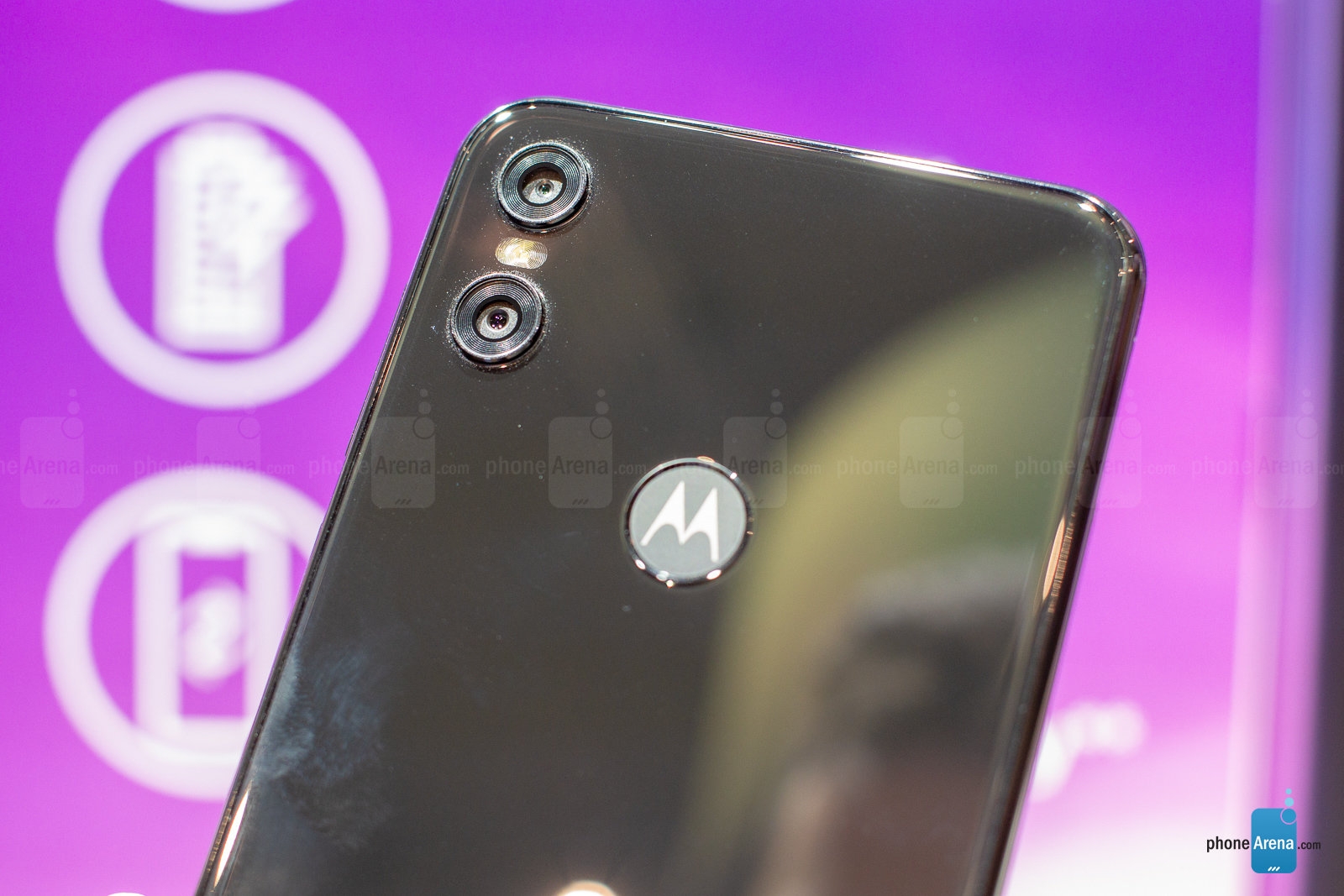 Trên tay Motorola One và Motorola One Power: Giống iPhone X, giá bằng 1/3