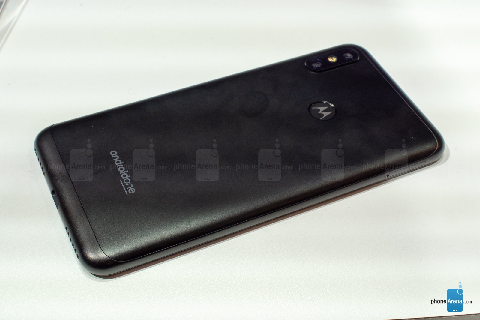 Trên tay Motorola One và Motorola One Power: Giống iPhone X, giá bằng 1/3