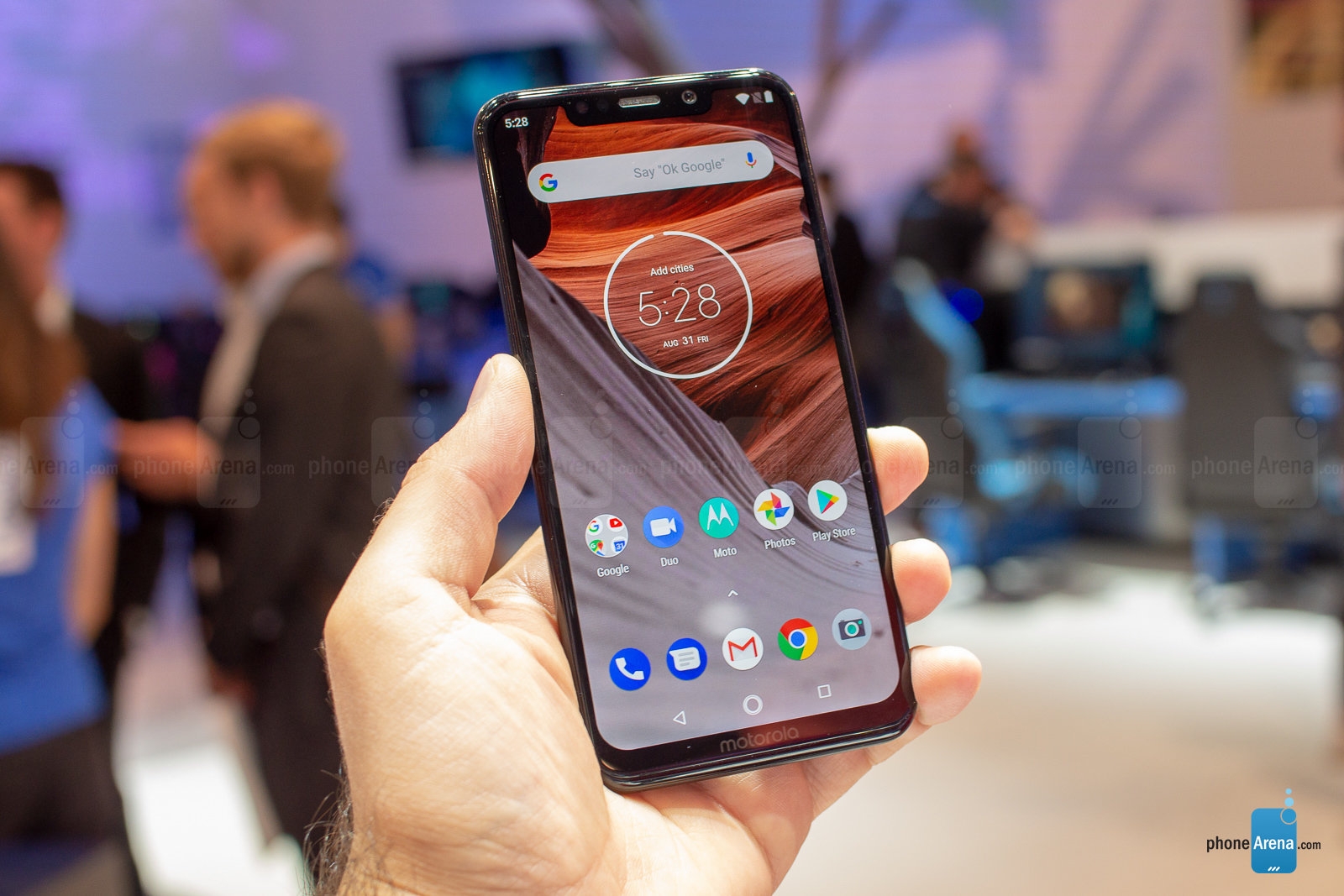 Trên tay Motorola One và Motorola One Power: Giống iPhone X, giá bằng 1/3