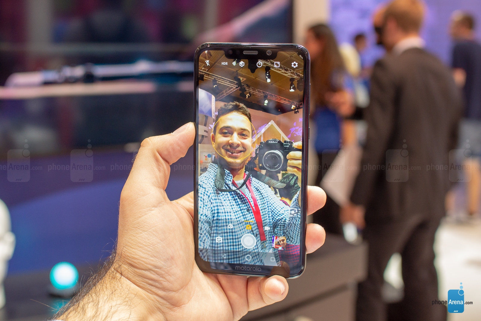 Trên tay Motorola One và Motorola One Power: Giống iPhone X, giá bằng 1/3