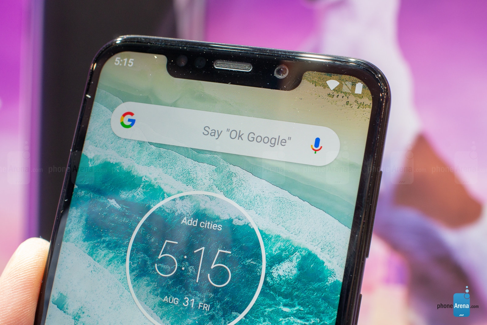 Trên tay Motorola One và Motorola One Power: Giống iPhone X, giá bằng 1/3