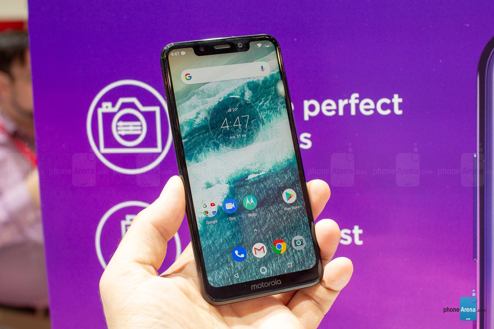 Trên tay Motorola One và Motorola One Power: Giống iPhone X, giá bằng 1/3